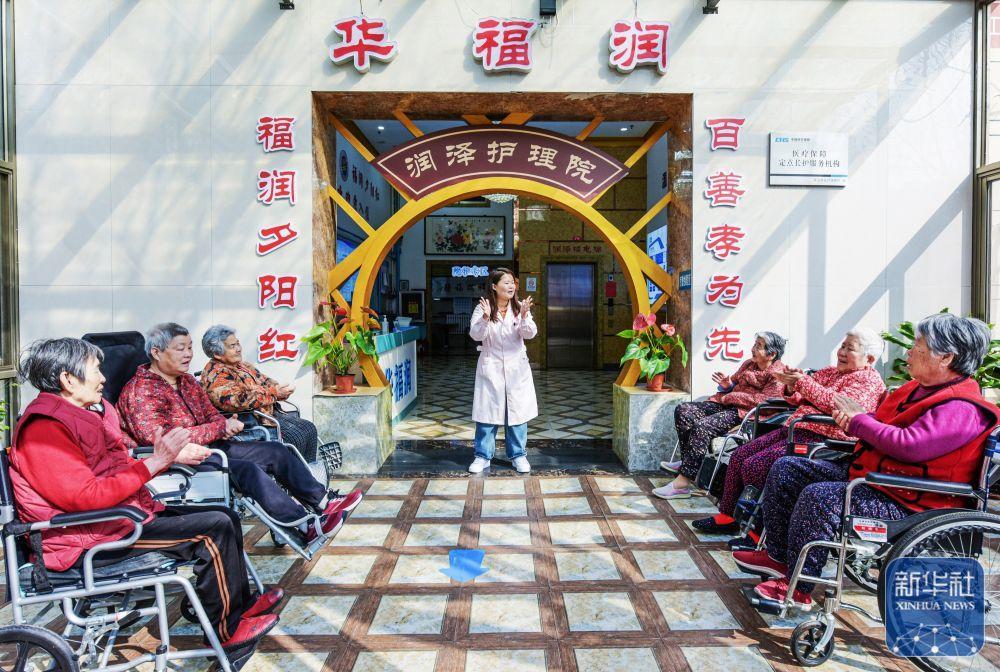 3月25日，在胶州市华福润养护院，护理人员和老人一起做手指操。新华社发（王昭脉 摄）