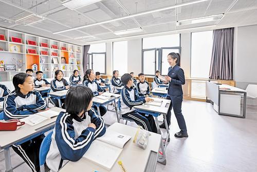 3月23日，北京四中雄安校区教师马靖萱在教室授课。 本报记者 张昊摄
