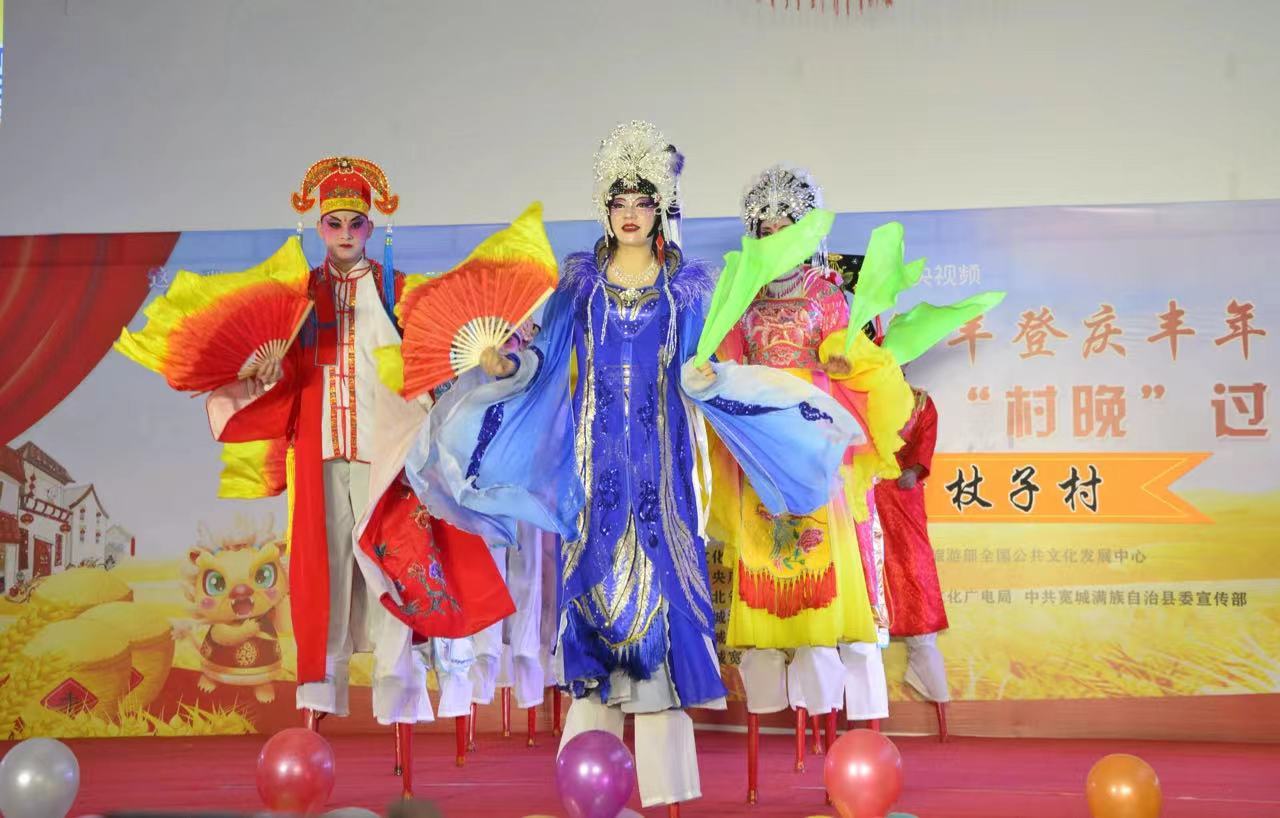 寸子(满族跷秧歌)表演现场。