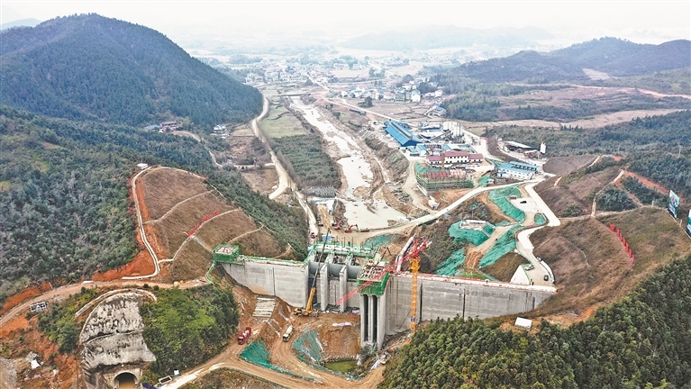 2022年1月24日,正在建设中的鹰潭市花桥水利枢纽工程。