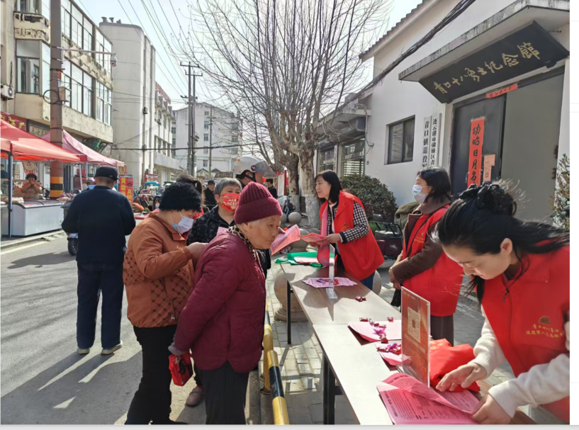 工作人員向老人宣傳“安康關愛行動”