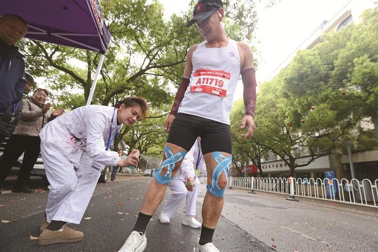 医务人员为选手缓解不适。