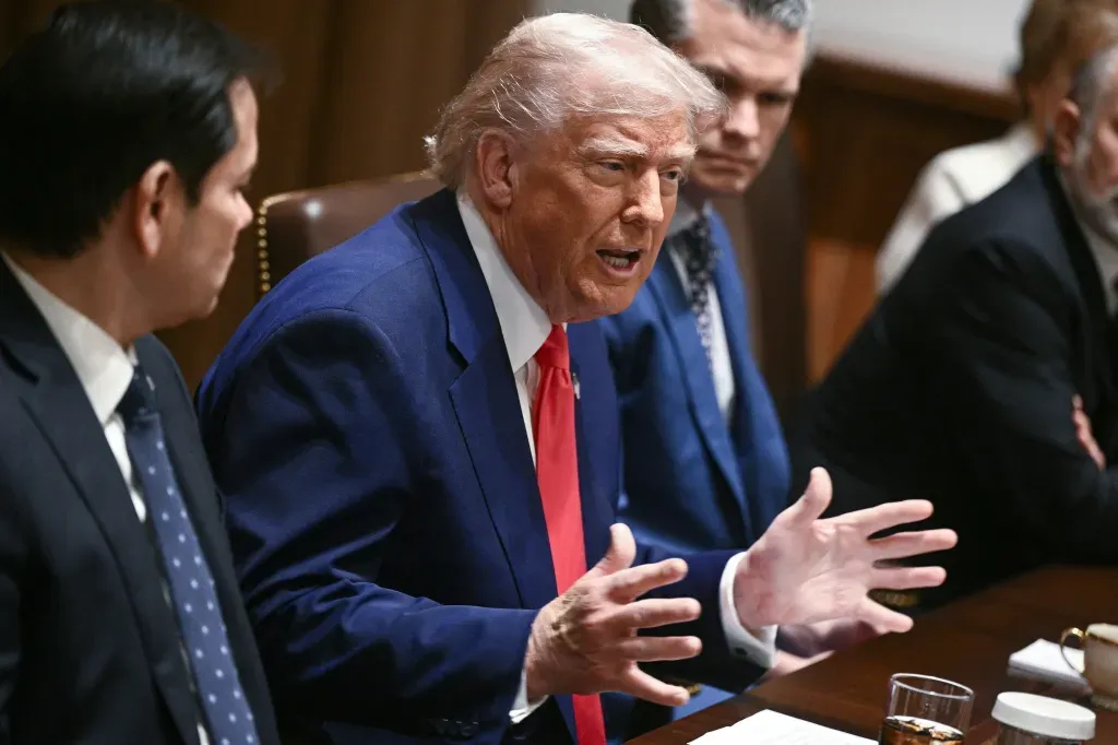 特朗普再批北约是纸老虎：英国航母跟我们的比就是玩具