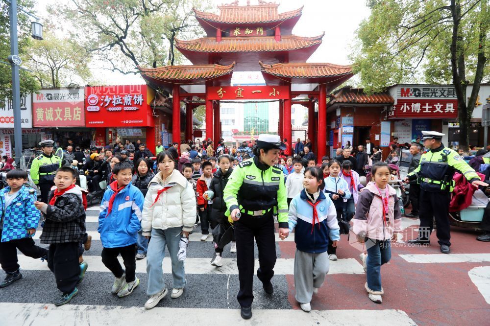 江西分宜：站好“护学岗” 守护“成长路”（图）