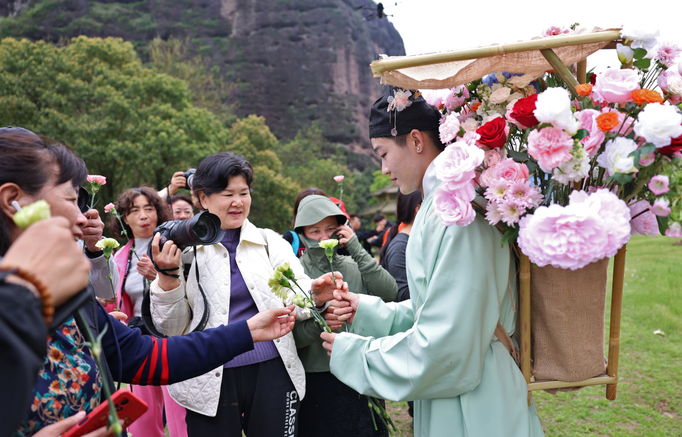 泸溪河上长龙跃 江西龙虎山花朝季绘就春日新图景