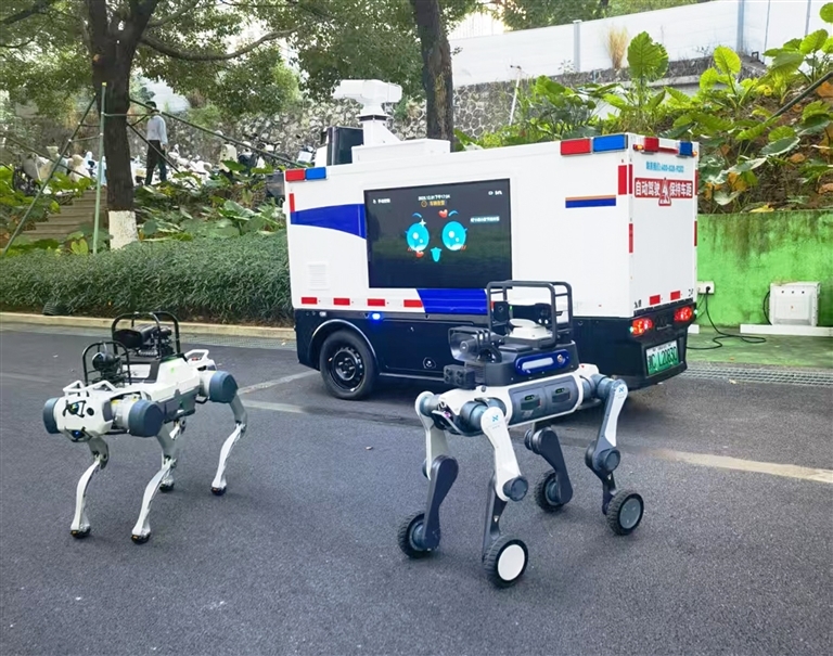 2026年年底前，100台智能巡检车将网格化覆盖郑州航空港的建成区域，让智能巡检融入城市运行脉络。京海盛大智能巡检车联动四足机器狗，正在联合展示协同巡检作业。 企业供图