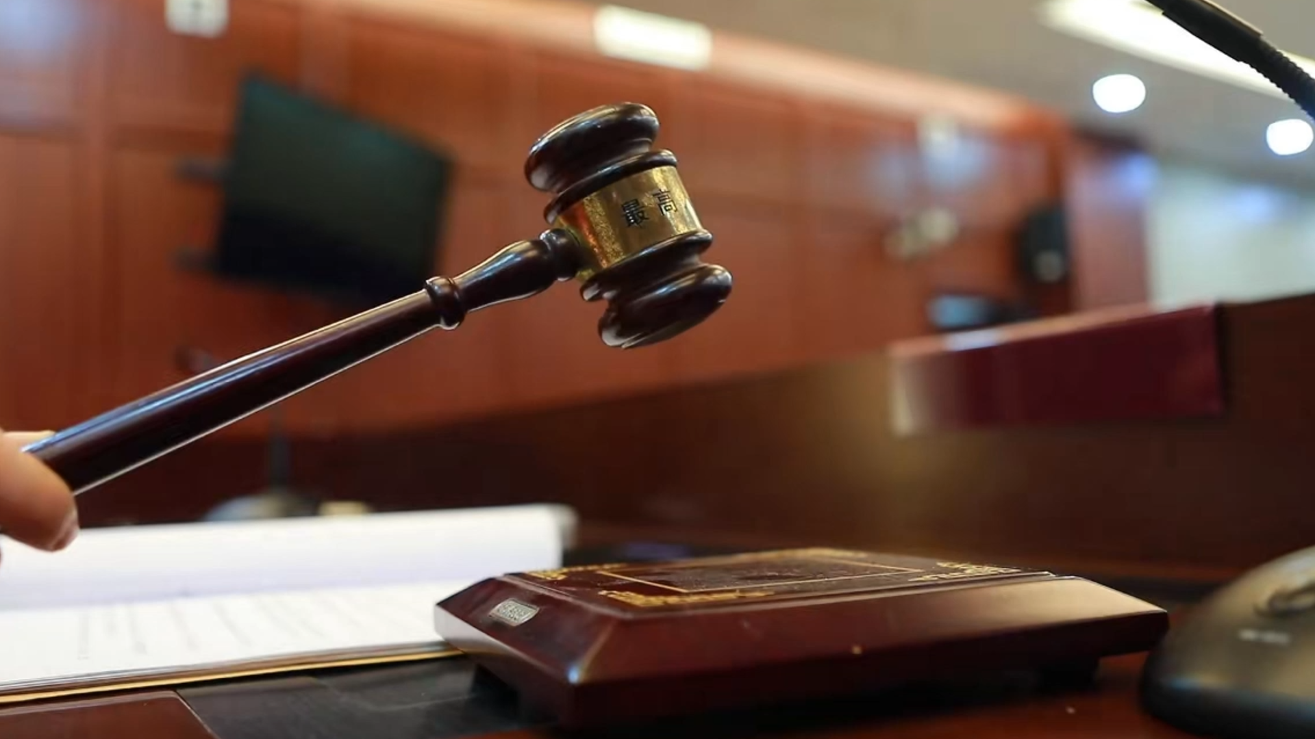 男子连续工作16小时猝死宿舍，家属索赔82万判赔26万，法院酌定公司承担20%赔偿责任