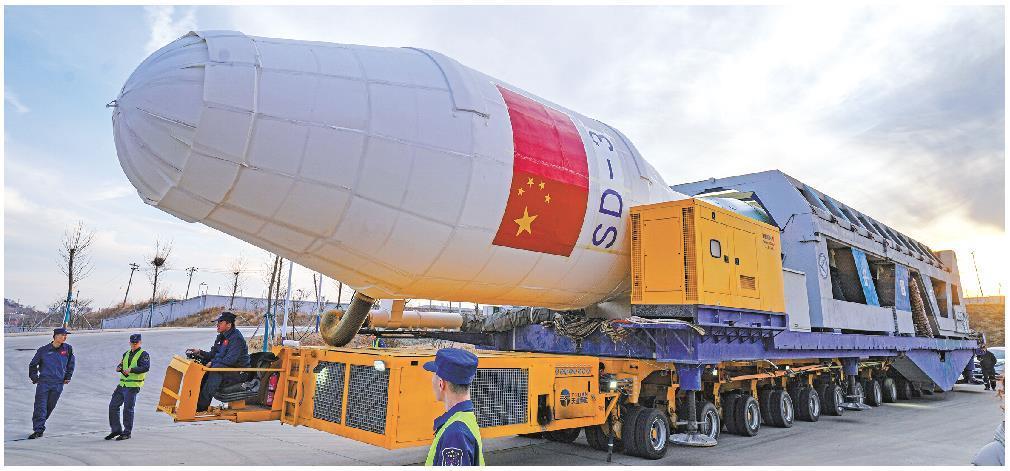 3月18日，捷龙三号遥十运载火箭正在转运至发射区。（□记者杨秀萍通讯员聂东磊报道）