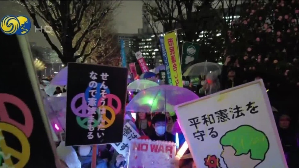 东京2.4万人游行，民众手举“替你感到耻辱”标牌狠批高市：不适合做首相