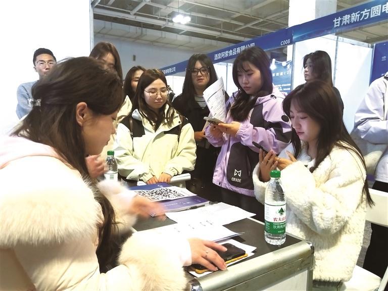 一家电子科技公司招聘展位前围满求职者