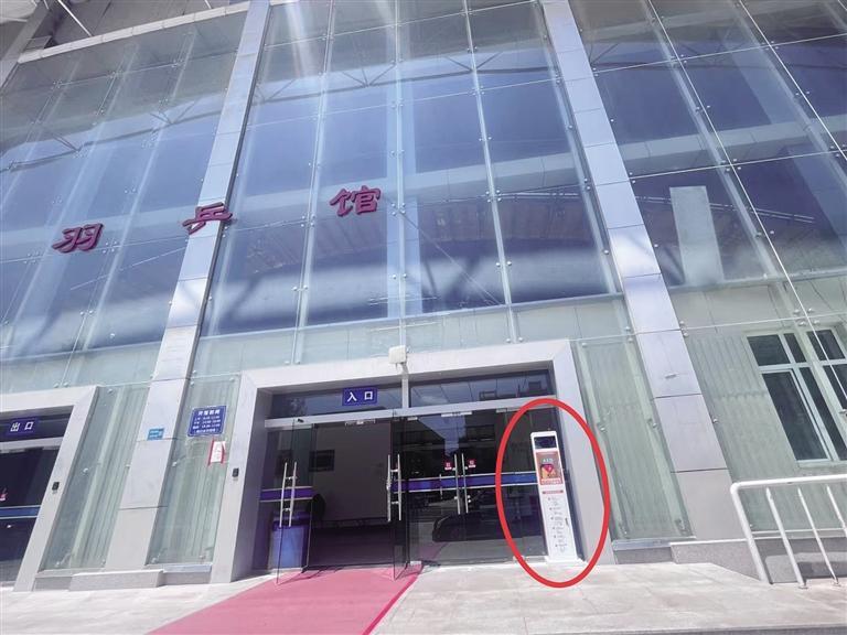 西北民族大学榆中校区羽乒馆一楼出口安装的AED