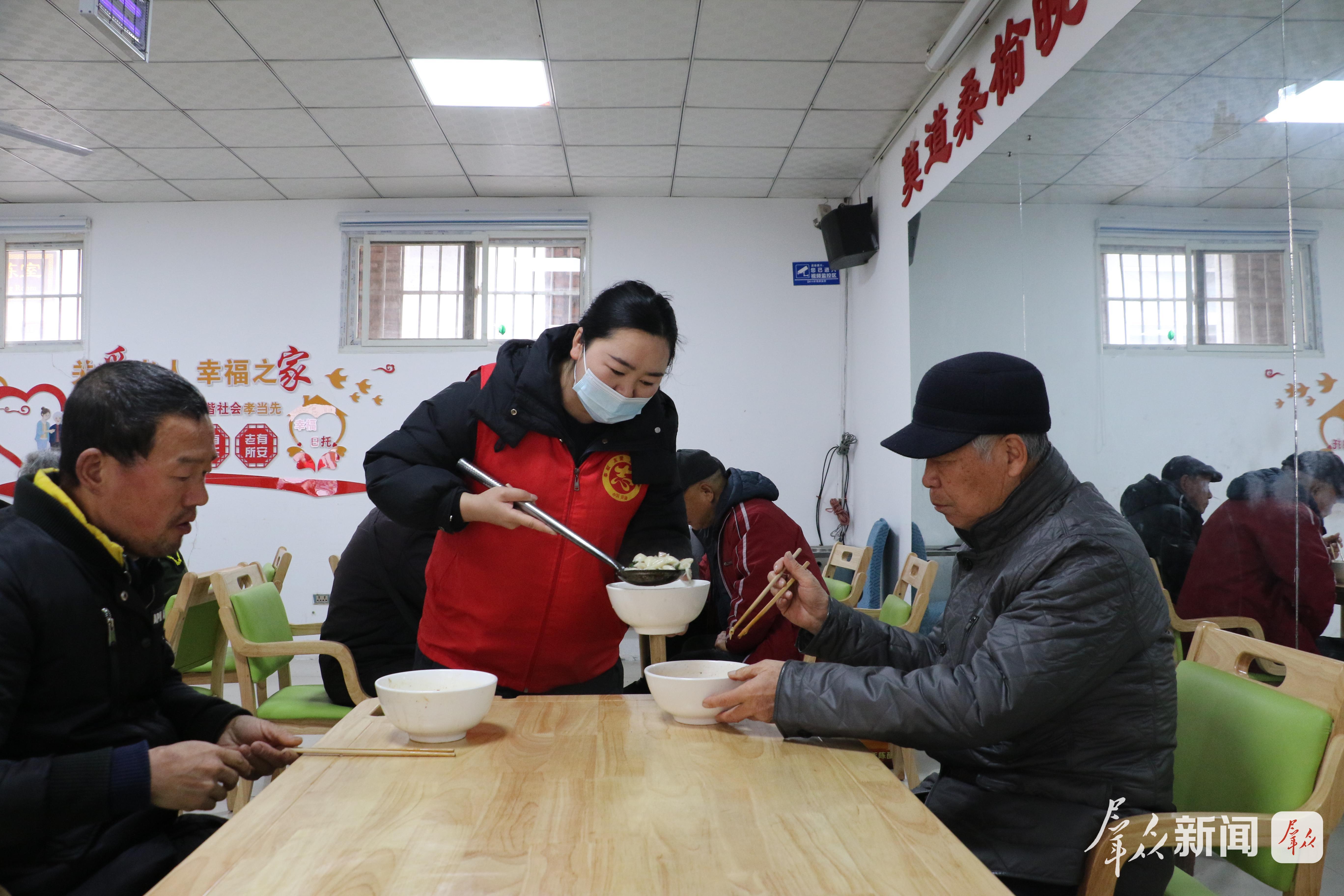 老人在安康市汉滨区培新街社区“孝义食堂”就餐。