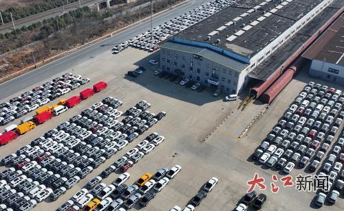 南昌向塘铁路物流基地准备出口的江铃汽车。 大江网视觉江西胡国林摄