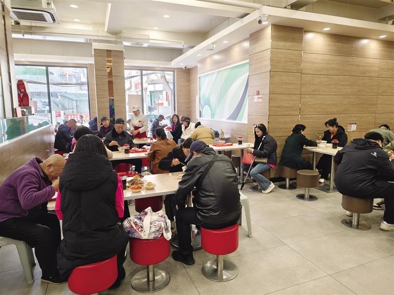 早晨的金强牛肉面火车站西路店人头攒动