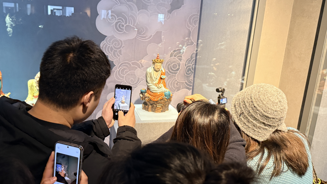 排队拍“无语佛”的游客。图片摄于2026年1月25日