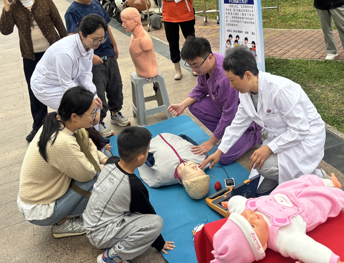 党旗领航 健康到家：深大华南医院百场党员义诊打造流动“健康集市”