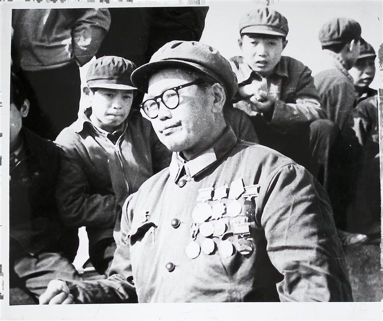 特级战斗英雄陈全魁1981年在营盘岭上　刘玉璋　摄