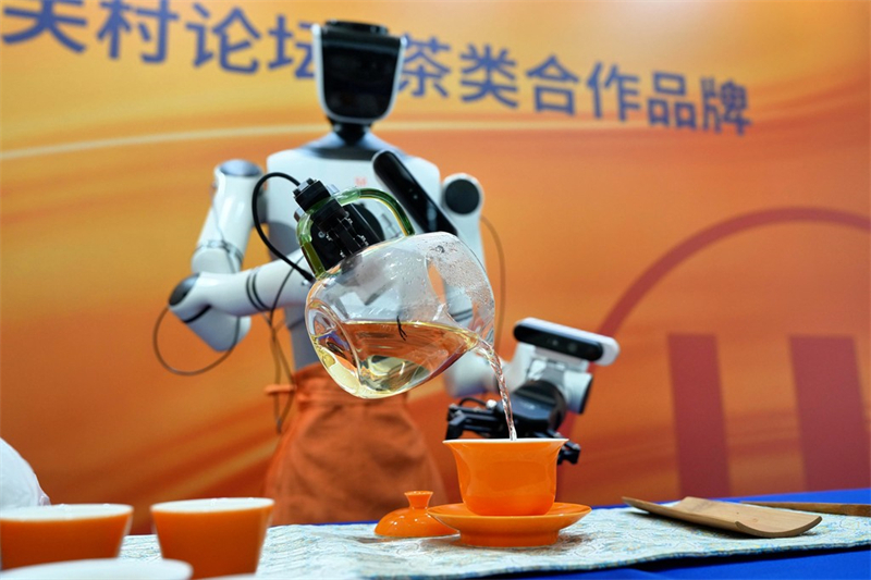 3月26日，在中关村国际创新中心，机器人演示泡茶流程。