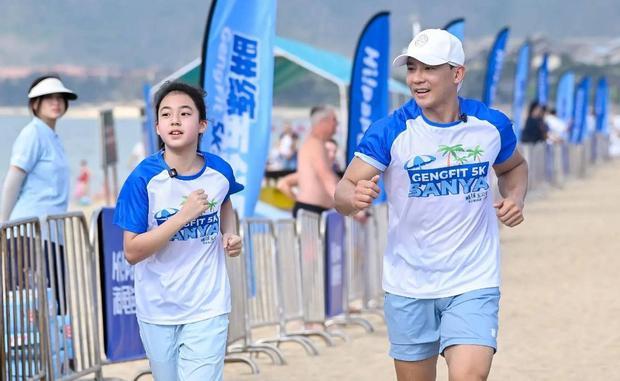 小泡芙身高已经超过爸爸肩膀。