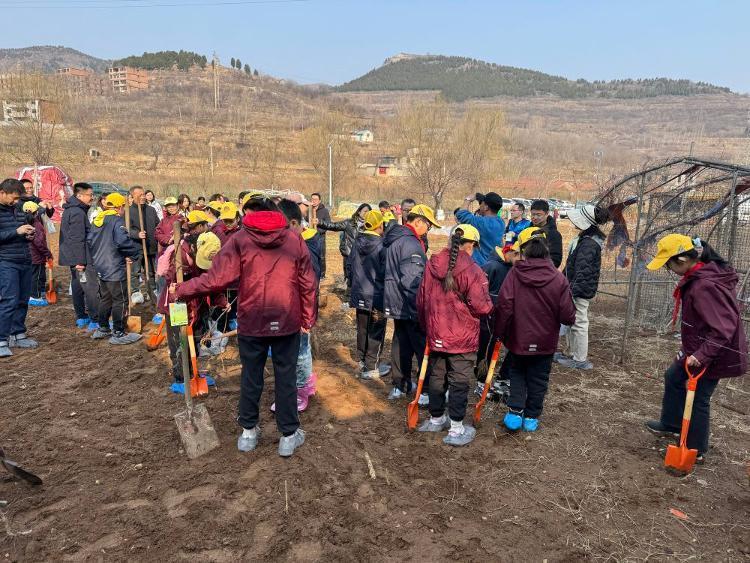 学生在济南初禾农场参加研学活动。新华社记者 冯媛媛 摄