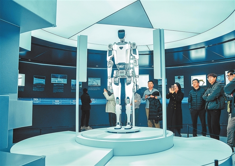 机器人“大青龙”身高超过1.8米，吸引众多观众。