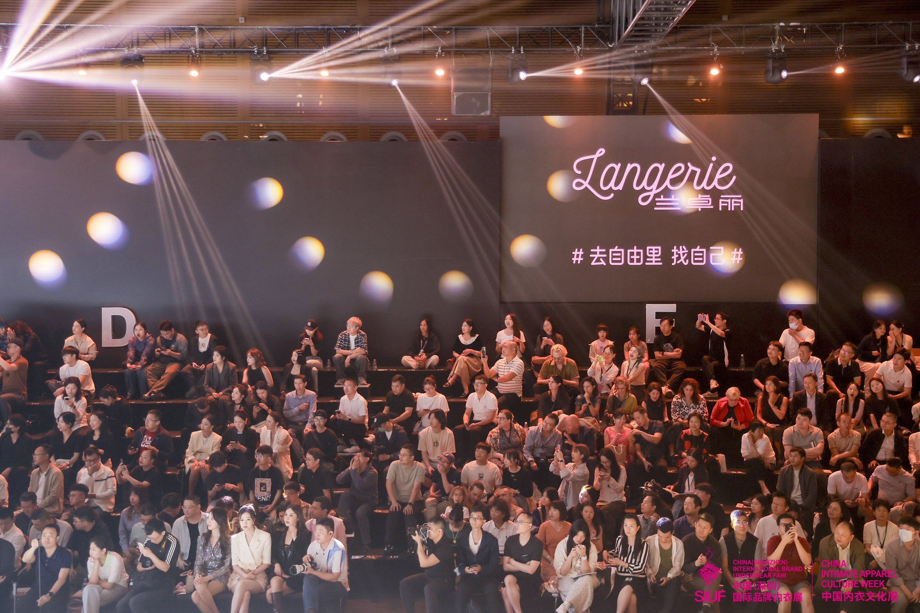 从“超模看深圳”到荣耀加冕，第十三季SIUF国际超模大赛总决赛闪耀鹏城