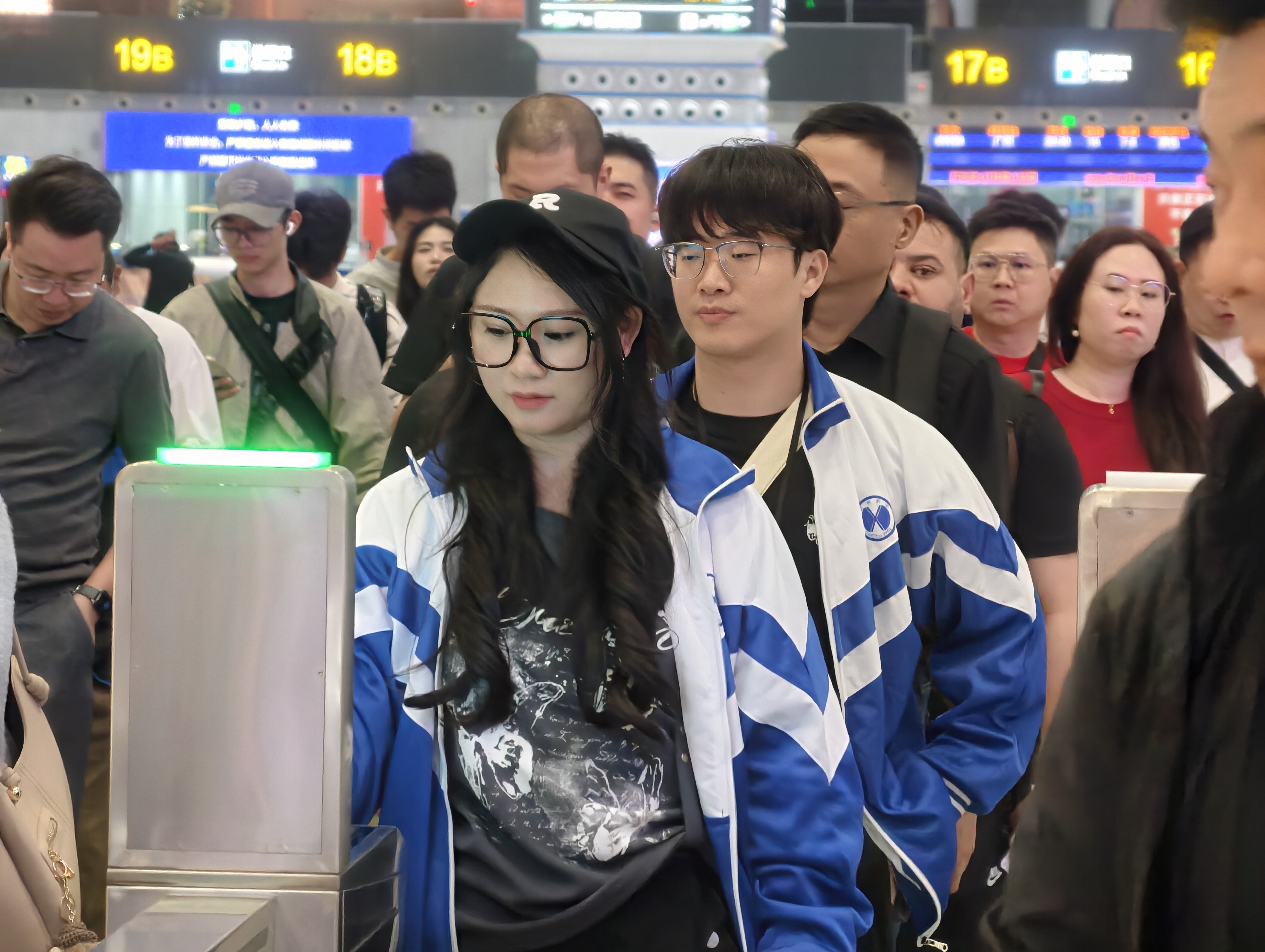 深圳铁路深夜加开“歌迷专列”：让热爱不“留宿”