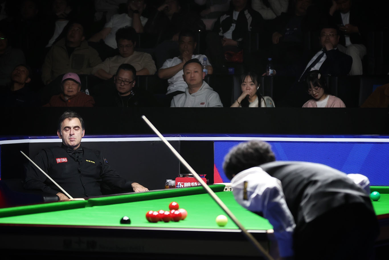 ▲面对对手的犀利攻势，奥沙利文难找回状态。