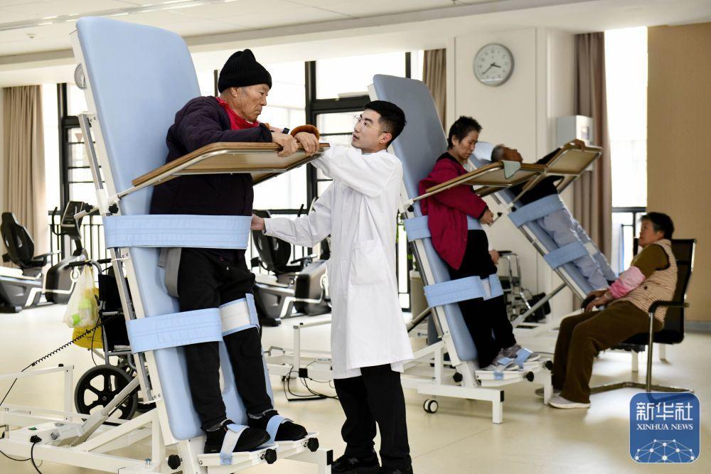 3月25日，在日照市康复医院，医师指导老人做康复训练。