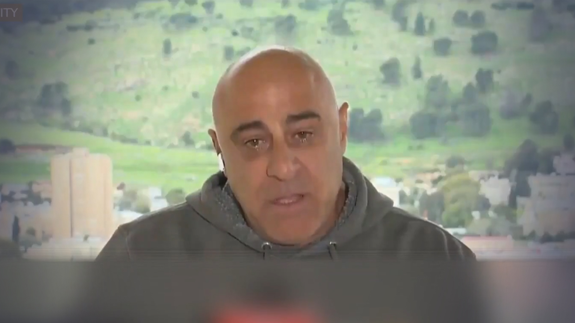 以色列北部遭真主党袭击，一市长在直播中崩溃哭泣，痛斥内塔尼亚胡：没有国家支持我们，你们毁了一切