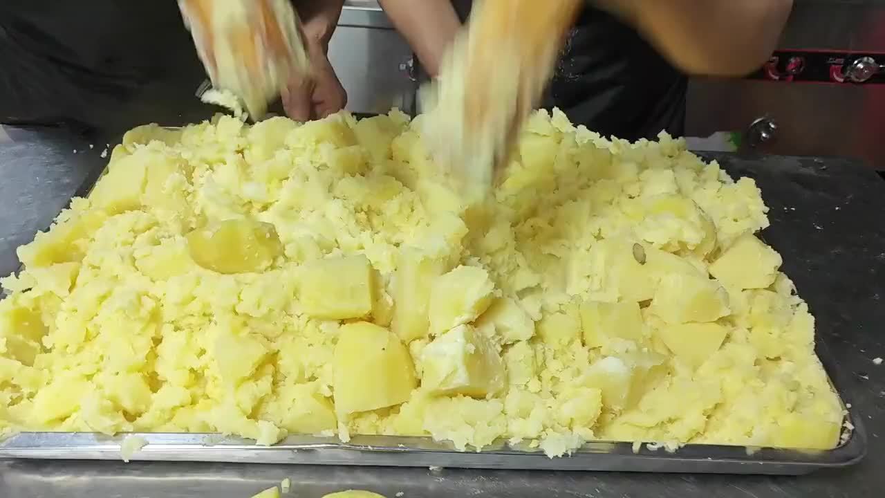 兰州特色美食土豆饼，每天做8000个都不够卖，很多顾客慕名排长队