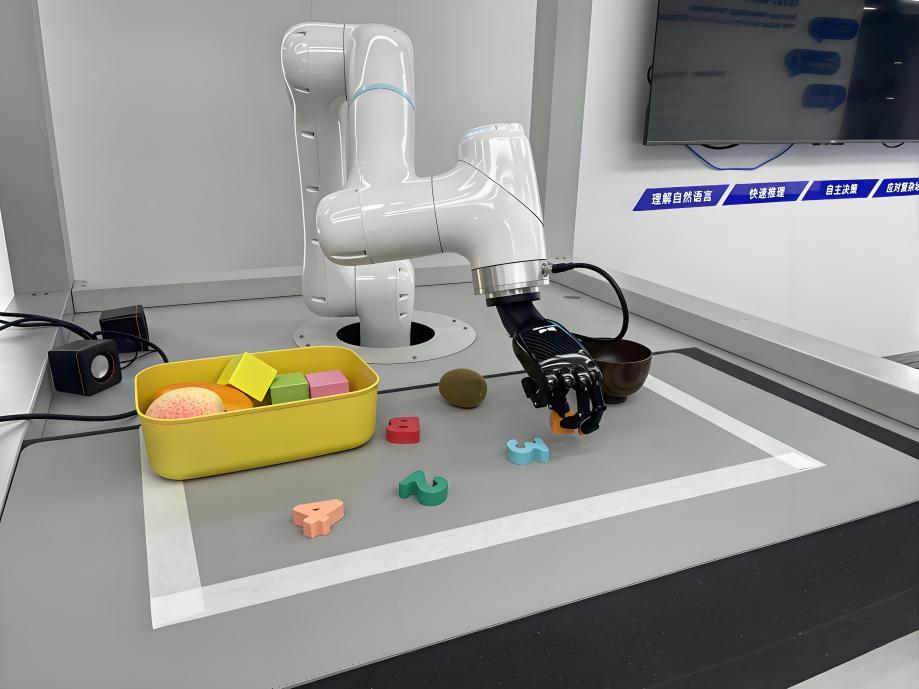 （在中国银行支持下，梅卡曼德自研“AI+3D视觉”技术有效提高传统工业机器人工作精度 田娟/摄）