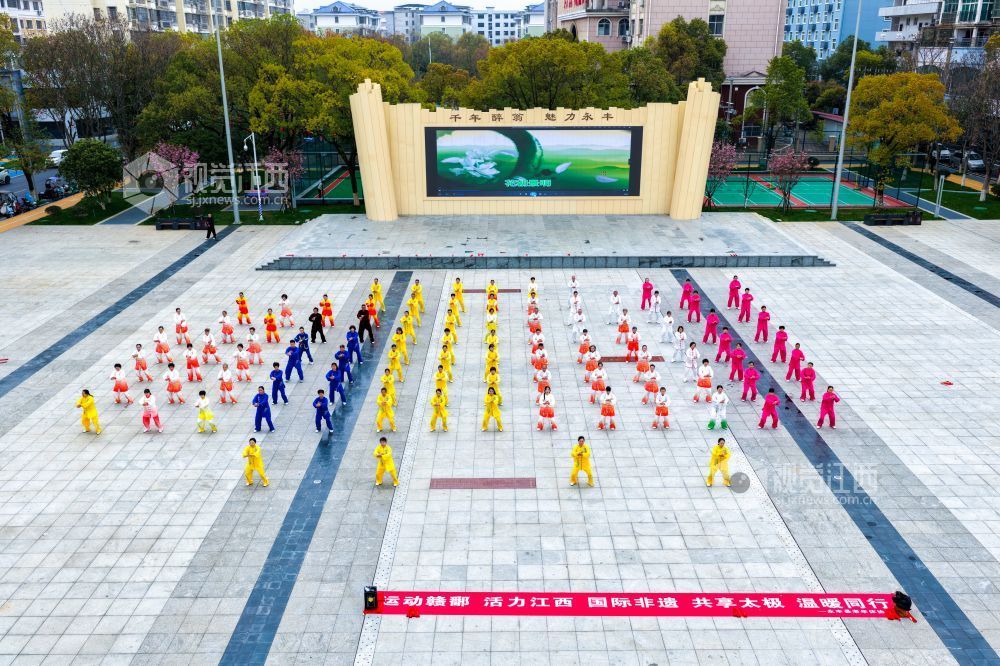 3月21日，江西省永丰县在欧阳修广场举行国际太极拳日展演，太极爱好者齐聚于此，拳起风生，意随形转，动作行云流水。古老太极的和谐哲思与健康追求，与现代生活气息相融，焕发出崭新的时代活力。