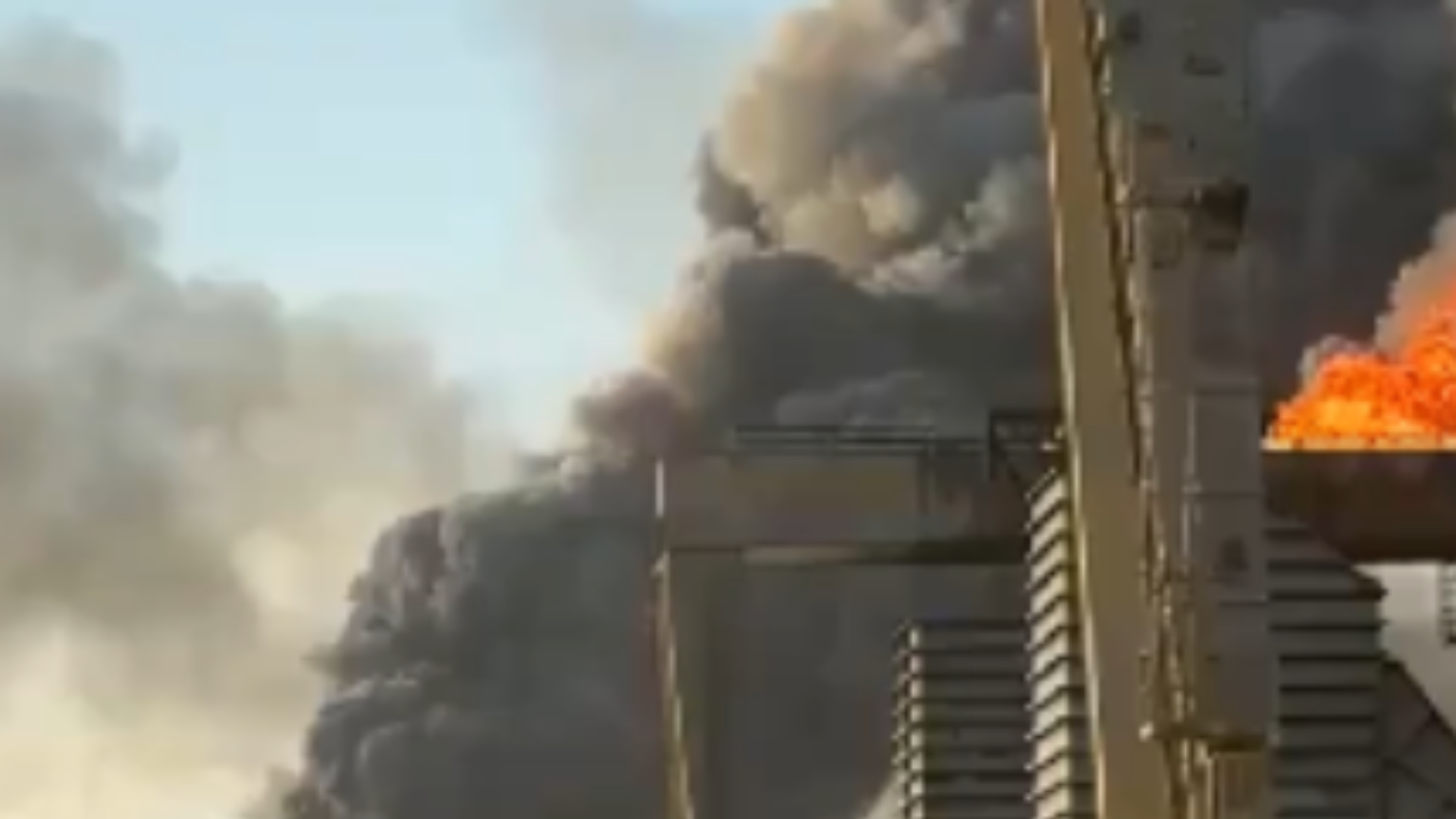 浓烟冲天！美国得州一炼油厂发生爆炸：每日产能38万桶，官方已建议居民就地避难