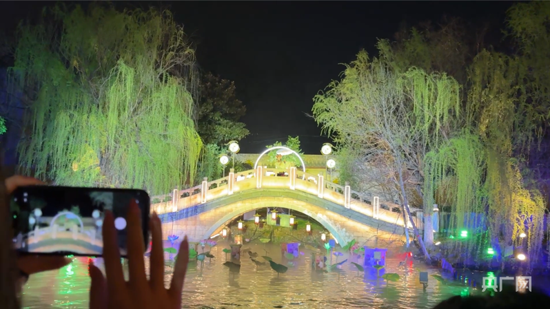 采风团乘船顺汴河缓缓而行,两岸实景演出,灯火阑珊(央广网记者 张丽娜 摄)