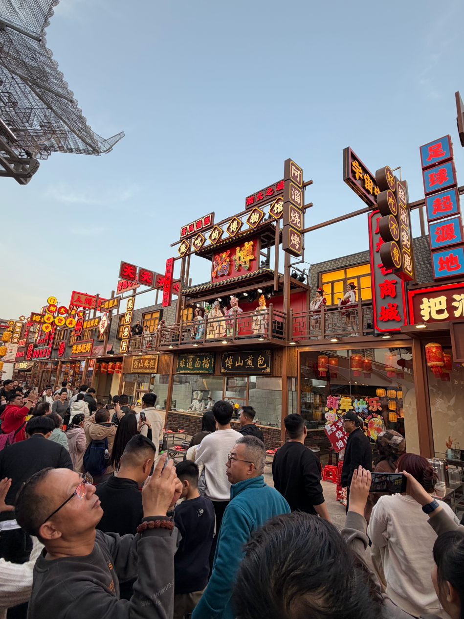 春节期间“阿淄烧烤”店在户外进行演绎活动。拍摄于2026年2月 受访者供图