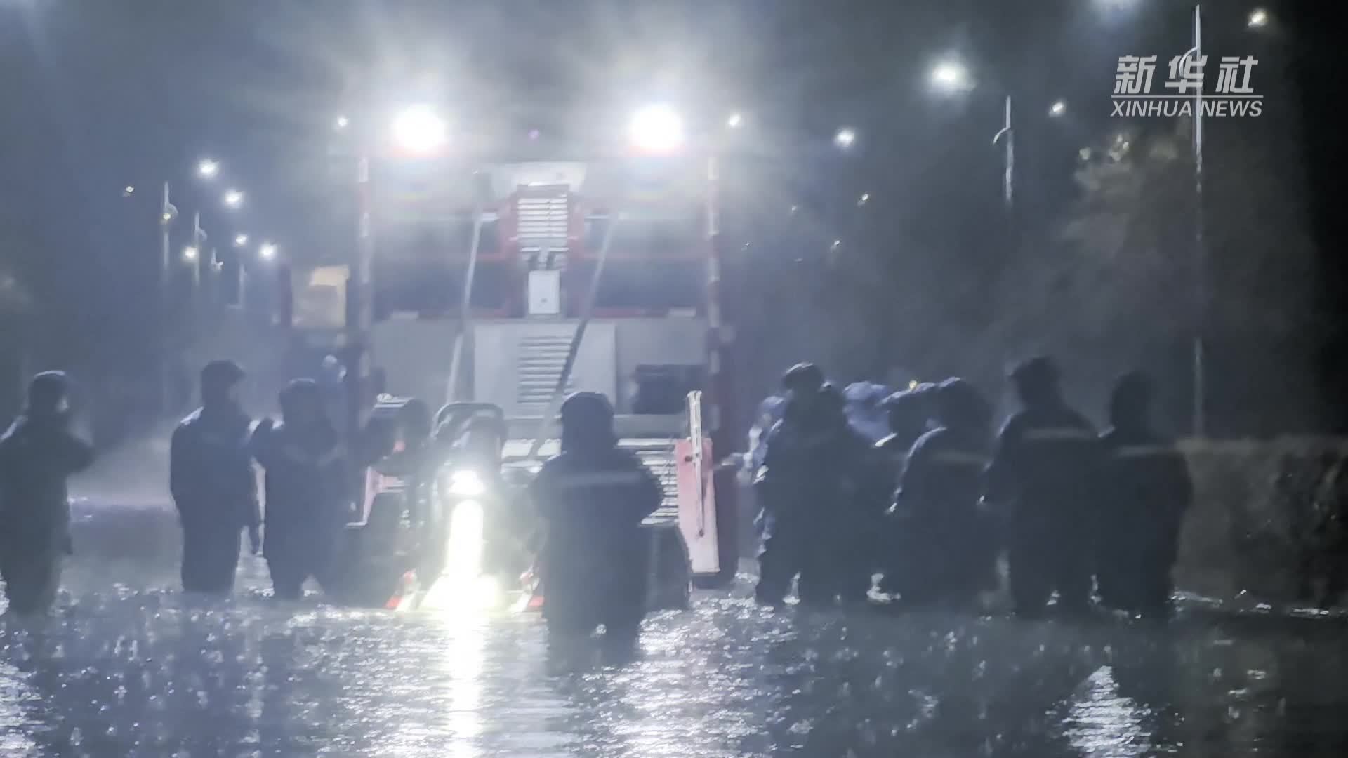 新疆乌鲁木齐降雨致部分路段内涝 消防迅速处置恢复通行