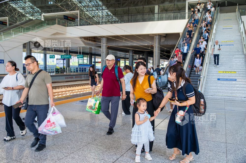 赣州西站旅客有序进站乘车(邹阳 黄雨萌 摄)