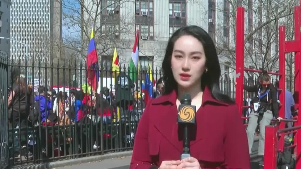 马杜罗再受审细节披露，凤凰直击示威者齐聚庭外抗议