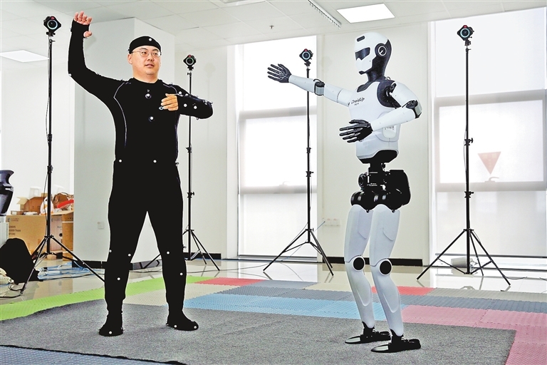 在省科学院中豫具身智能实验室，动作捕捉工程师录入相关动作指令，以提高机器人精准度与可控性。