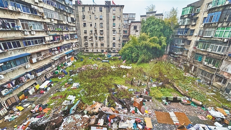 俯瞰这块空地,废品垃圾遍地。 江西日报全媒体记者 陈 璋摄