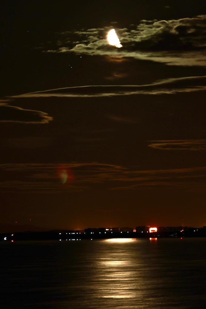 这是2025年8月16日在黑龙江省同江市拍摄的下弦月斜穿昴星团。新华社发（刘万平 摄）