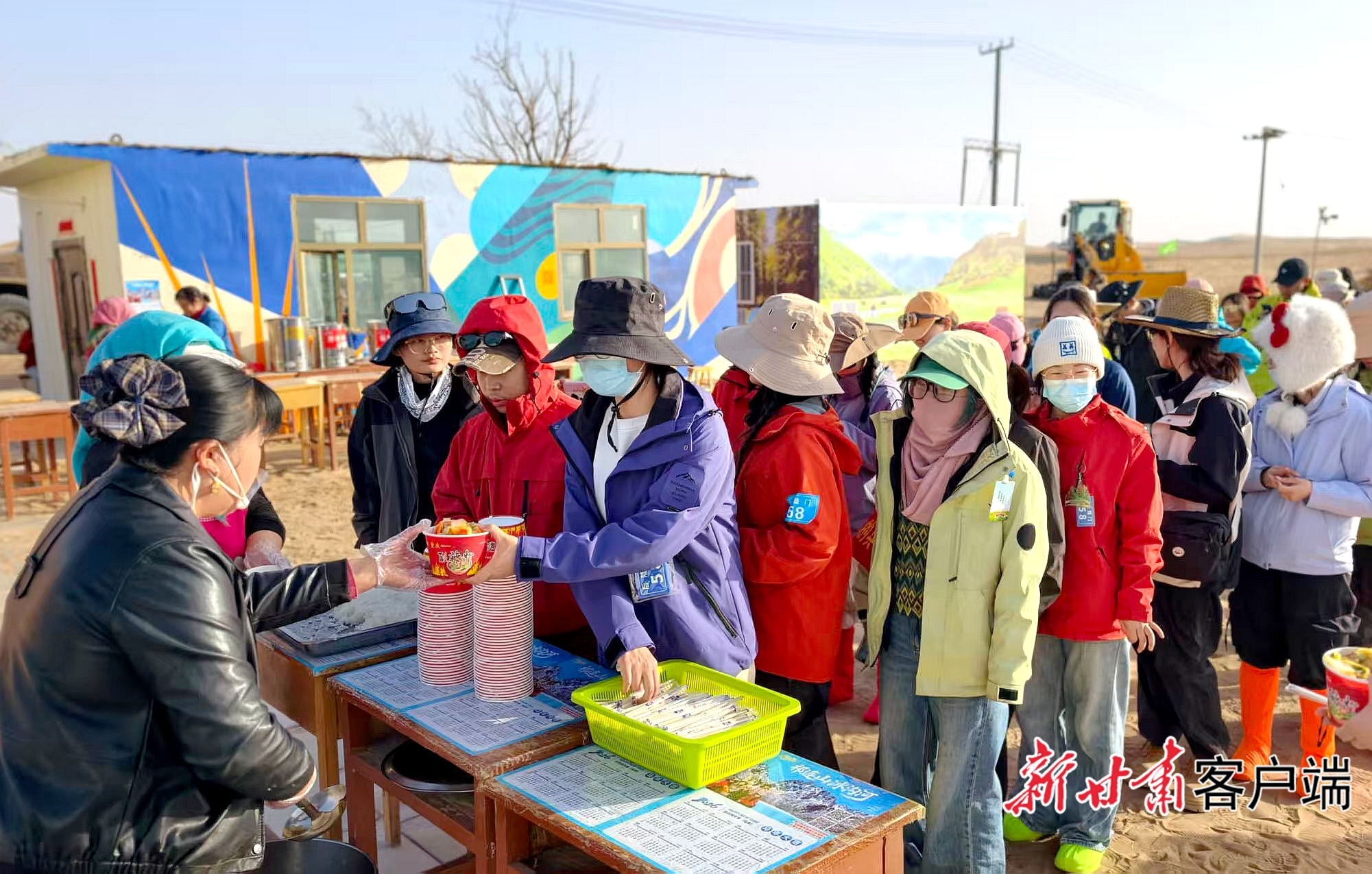 植树归来，领取热乎乎的饭菜。