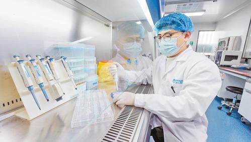3月25日，在位于雄安新区中关村科技园的雄安妙心生物科技有限公司，科研人员正在基因检测实验室内进行基因测序前处理工作。本报记者 李 畅摄