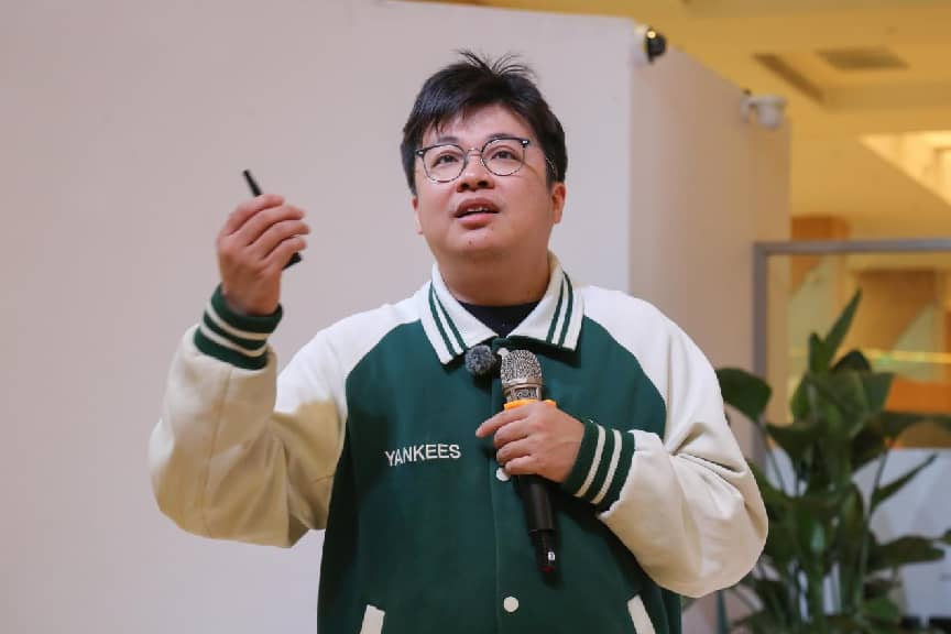 深圳新书首发：严伯钧预言AI或成“人类最后一项发明”，呼吁拥抱“超人”时代