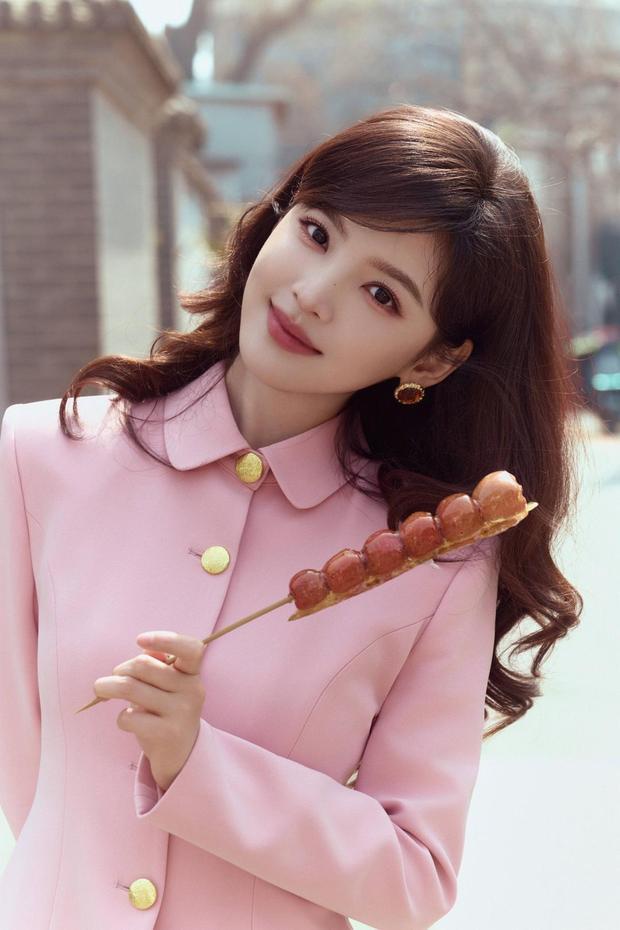 章若楠侧脸微笑。