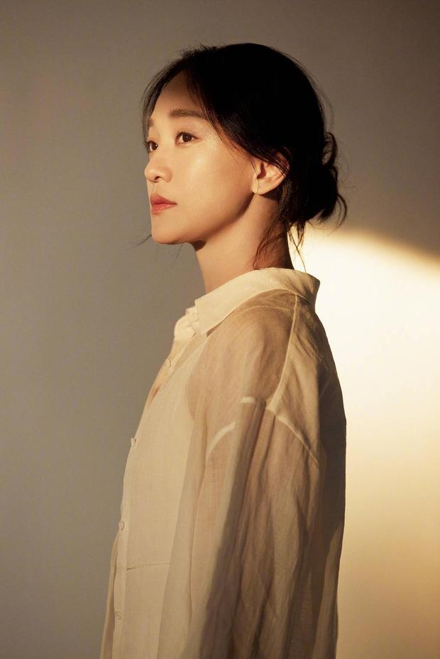 周迅沐浴春日暖阳状态佳。