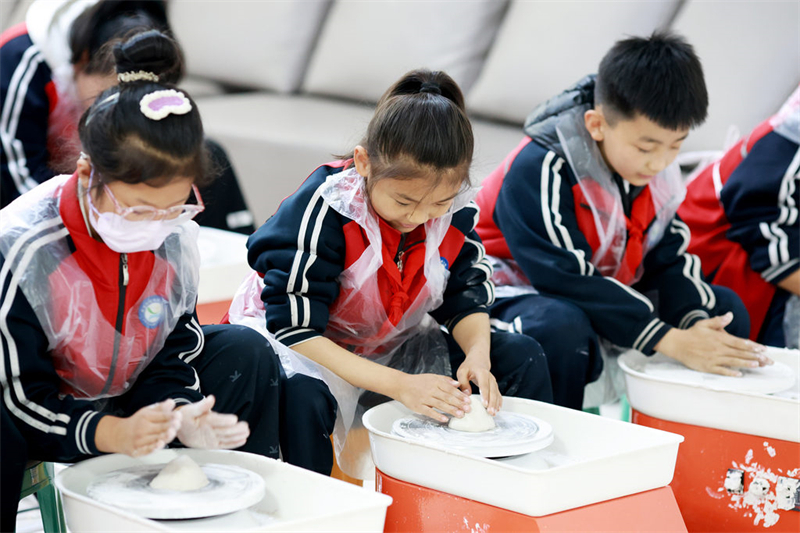 3月26日，小学生在内丘县邢窑博物馆体验拉坯。