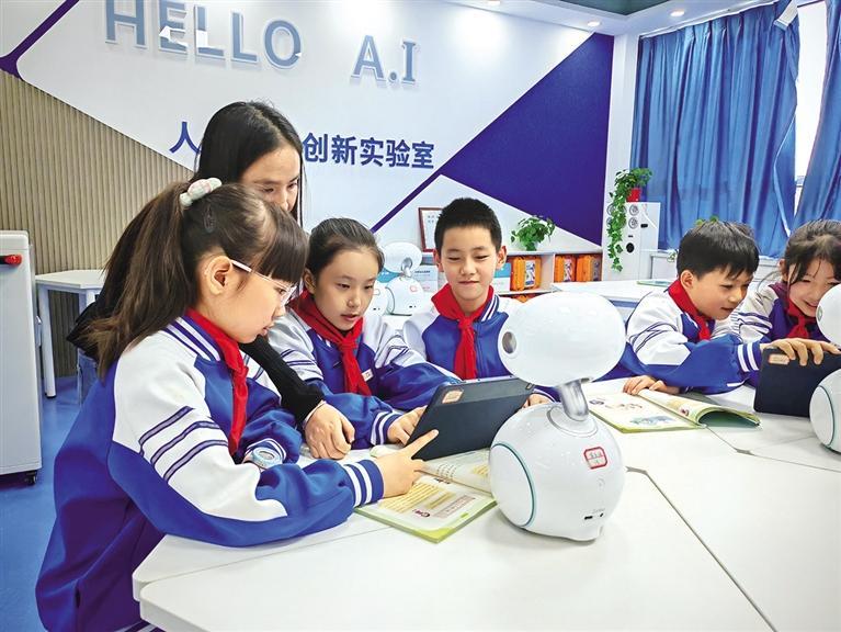 学生与机器人“小飞”互动