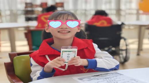 一老一小温情相伴，深圳社工宣传周开展职业体验互动活动